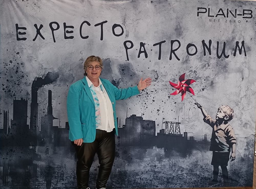Vor einem Plakat von Plan B in Berlin mit "Expectro Patronum"
